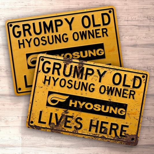 Hyosung Grumpy Old Hyosung Owner Lives Here Skilte, Musemåtte, Dørmåtte , Plakat-Skilte-Hyosung-Garage Culture Shop- garage - man cave - merchandise