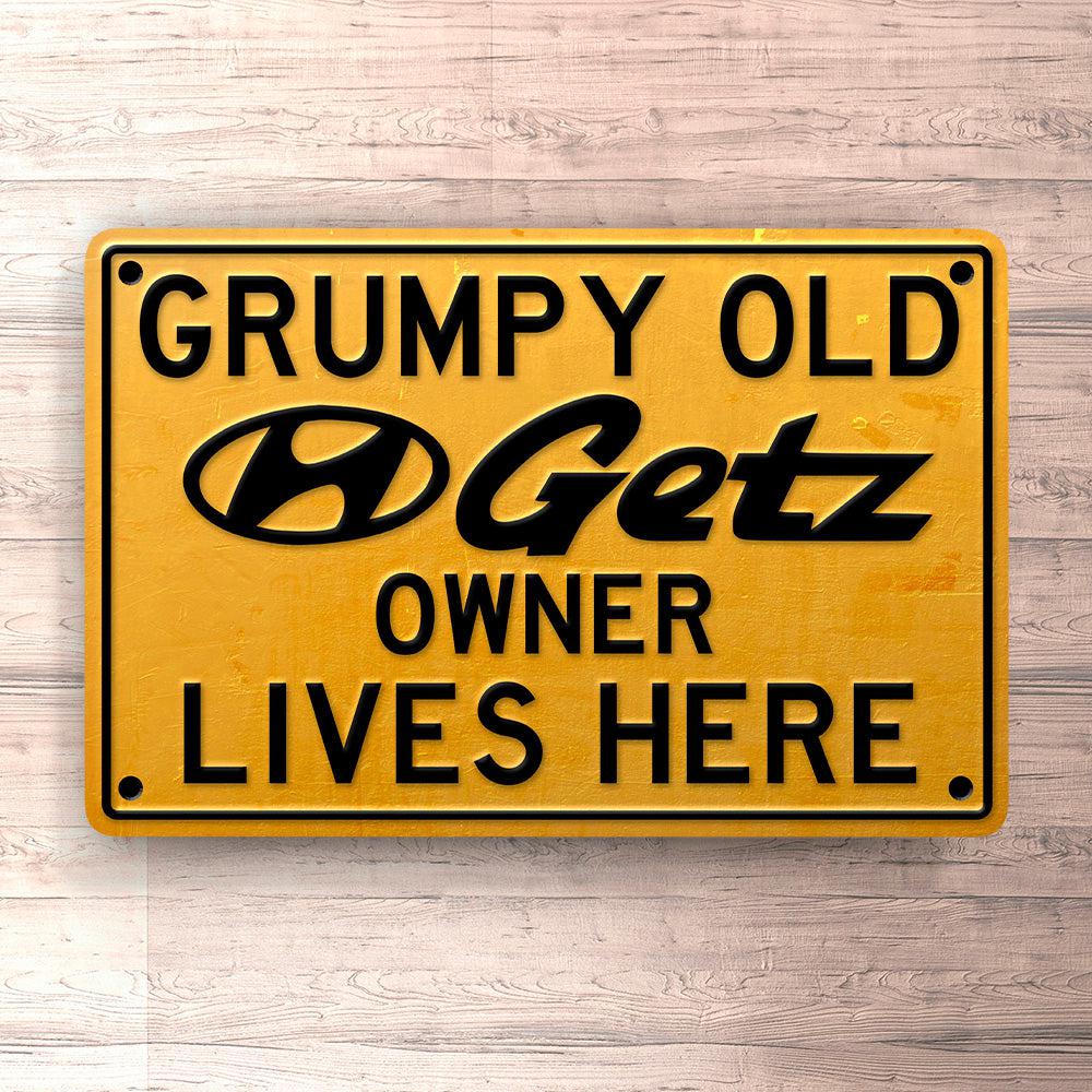 Hyundai Getz Grumpy Old Hyundai Getz Owner Lives Here Skilte, Musemåtte, Dørmåtte-Skilte-Hyundai-Garage Culture Shop- garage - man cave - merchandise
