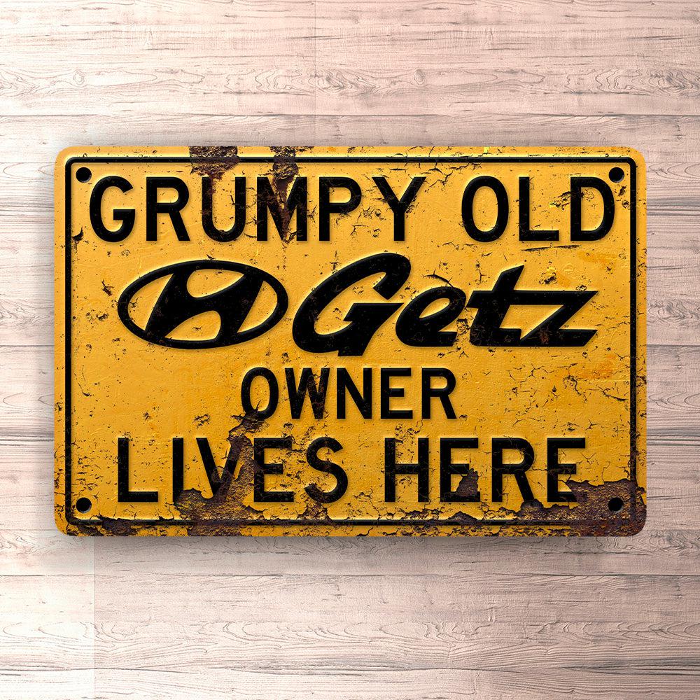 Hyundai Getz Grumpy Old Hyundai Getz Owner Lives Here Skilte, Musemåtte, Dørmåtte , Plakat-Skilte-Hyundai-Garage Culture Shop- garage - man cave - merchandise