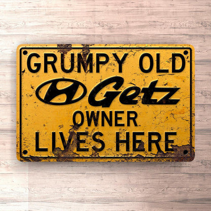 Hyundai Getz Grumpy Old Hyundai Getz Owner Lives Here Skilte, Musemåtte, Dørmåtte , Plakat-Skilte-Hyundai-Garage Culture Shop- garage - man cave - merchandise