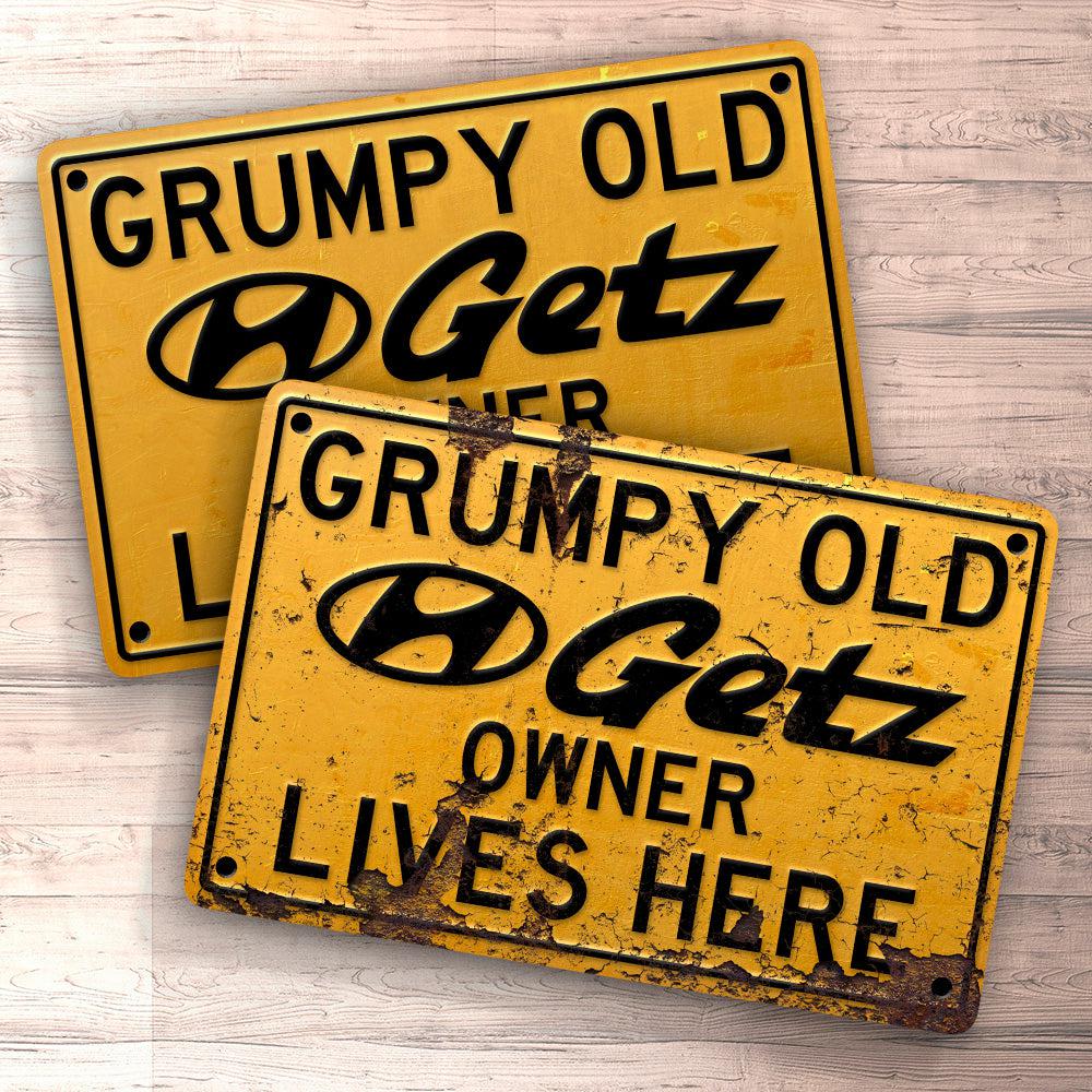 Hyundai Getz Grumpy Old Hyundai Getz Owner Lives Here Skilte, Musemåtte, Dørmåtte , Plakat-Skilte-Hyundai-Garage Culture Shop- garage - man cave - merchandise