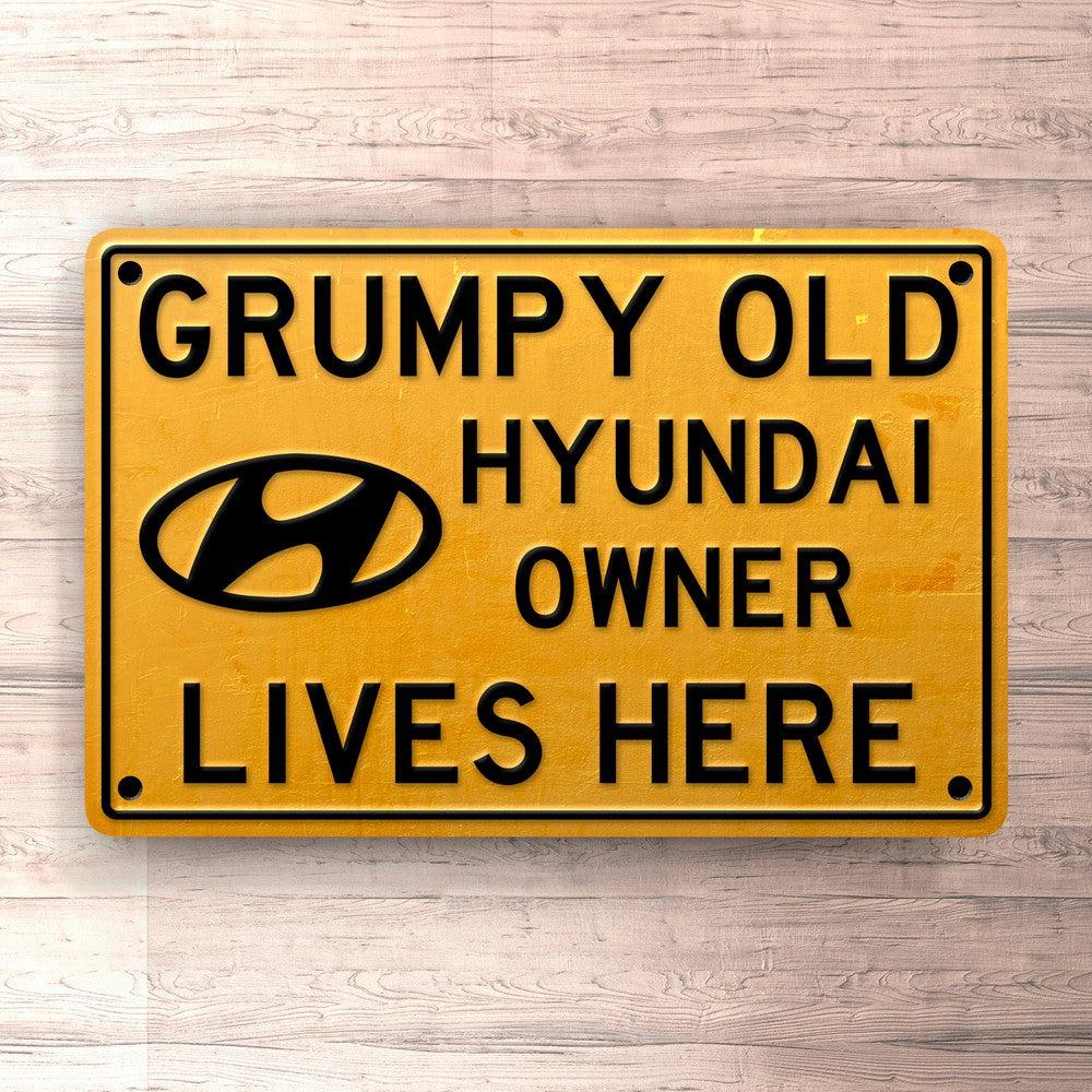 Hyundai Grumpy Old Hyundai Owner Lives Here Skilte, Musemåtte, Dørmåtte-Skilte-Hyundai-Garage Culture Shop- garage - man cave - merchandise