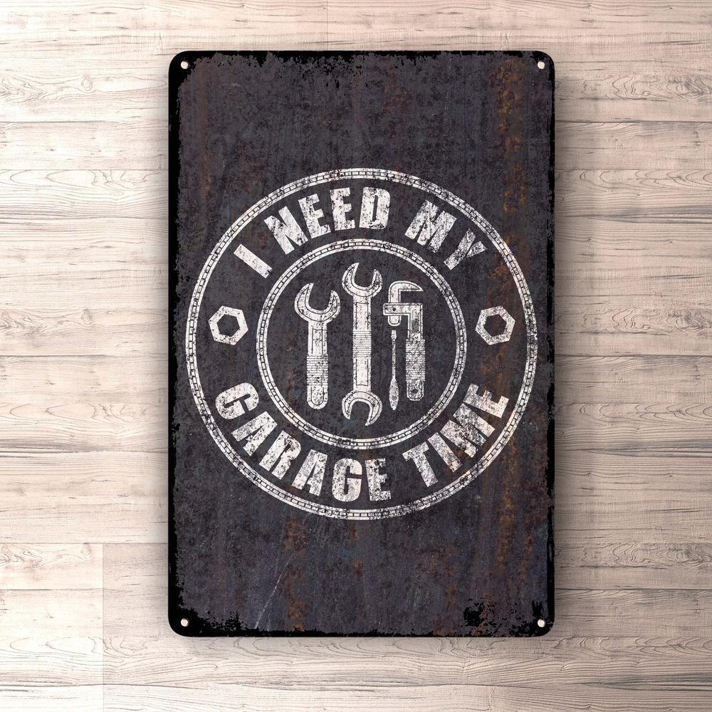 I Need My Garage Time Skilte, Musemåtte, Dørmåtte , Plakat-Skilte-Funny Garage-Garage Culture Shop- garage - man cave - merchandise