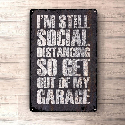 I'M Still Social Distancing So Get Out Of My Garage Skilte, Musemåtte, Dørmåtte , Plakat-Skilte-Funny Garage-Garage Culture Shop- garage - man cave - merchandise