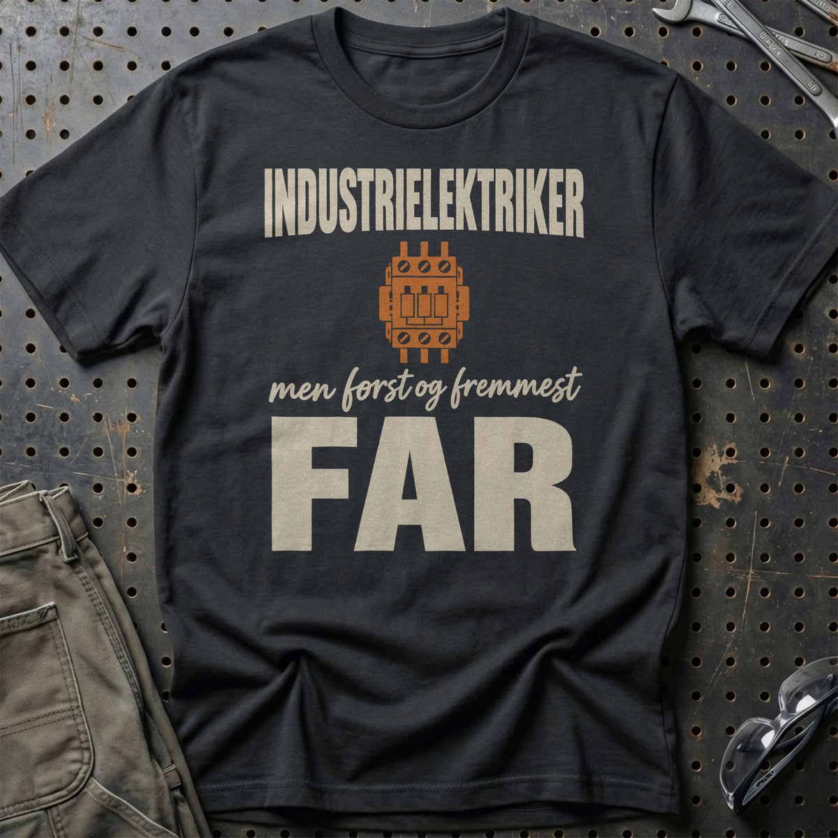 
Produktbillede af Industrielektriker – Men Først Og Fremmest Far T-Shirt