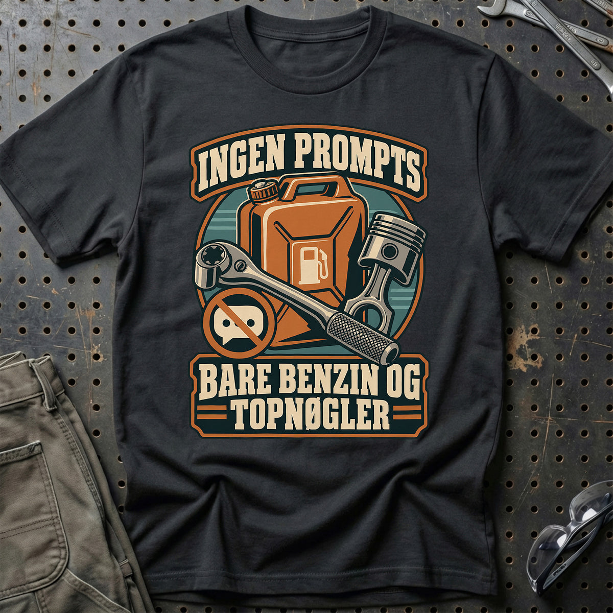 
Ingen prompts – Bare benzin og topnøgler T-Shirt – Sort