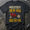 International B-414 – Ingen Er Perfekt T-Shirt-Beklædning-International Harvester-Sort-S-Garage Culture Shop- garage - man cave - merchandise