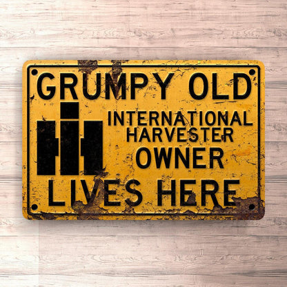 International Harvester Grumpy Old International Harvester Owner Lives Here Skilte, Musemåtte, Dørmåtte , Plakat-Skilte-International Harvester-Garage Culture Shop- garage - man cave - merchandise