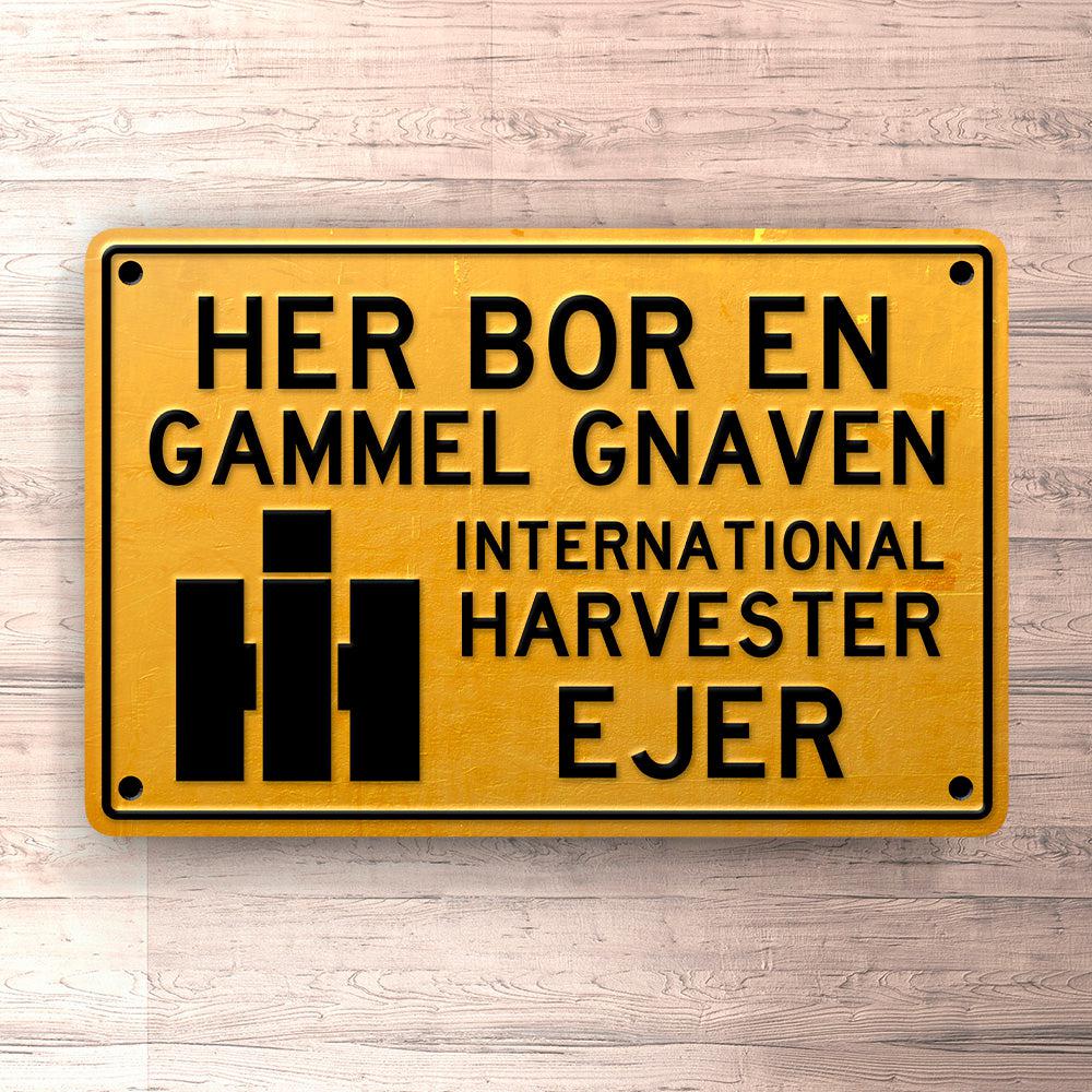 International Harvester Her Bor En Gammel Gnaven International Harvester Ejer Skilte, Musemåtte, Dørmåtte , Plakat-Skilte-International Harvester-Garage Culture Shop- garage - man cave - merchandise