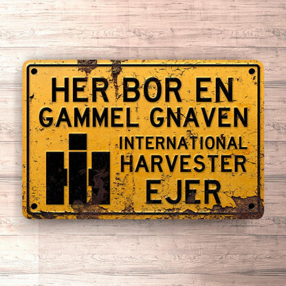 International Harvester Her Bor En Gammel Gnaven International Harvester Ejer Skilte, Musemåtte, Dørmåtte , Plakat-Skilte-International Harvester-Garage Culture Shop- garage - man cave - merchandise