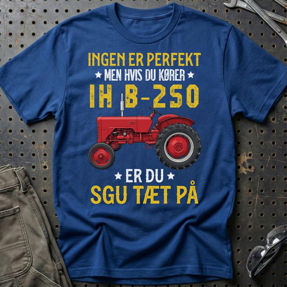 International Harvester IH B-250 Ingen Er Perfekt T-Shirt-Beklædning-International Harvester-Blå Royal-S-Garage Culture Shop- garage - man cave - merchandise