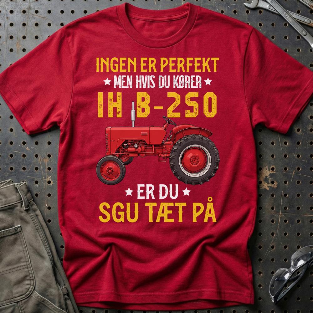 International Harvester IH B-250 Ingen Er Perfekt T-Shirt-Beklædning-International Harvester-Rød-S-Garage Culture Shop- garage - man cave - merchandise
