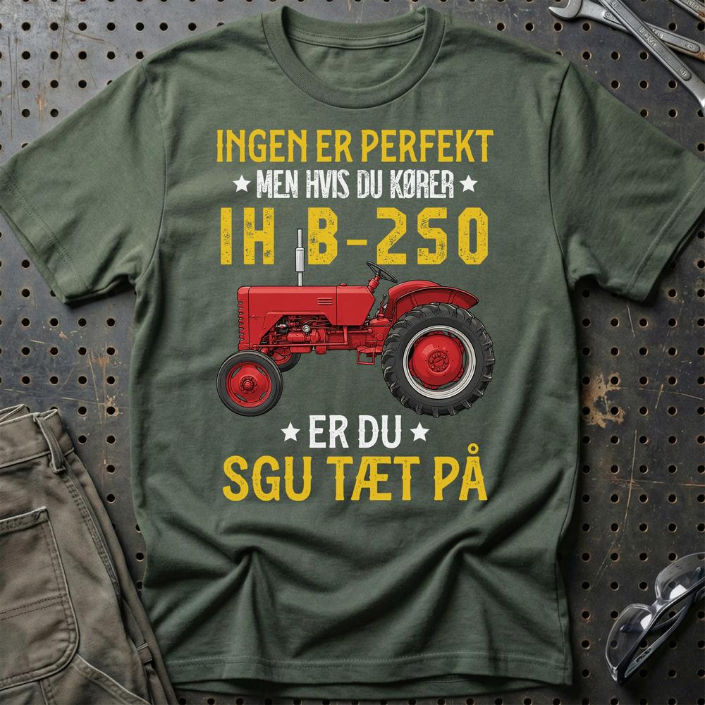 International Harvester IH B-250 Ingen Er Perfekt T-Shirt-Beklædning-International Harvester-Grøn Militær-S-Garage Culture Shop- garage - man cave - merchandise