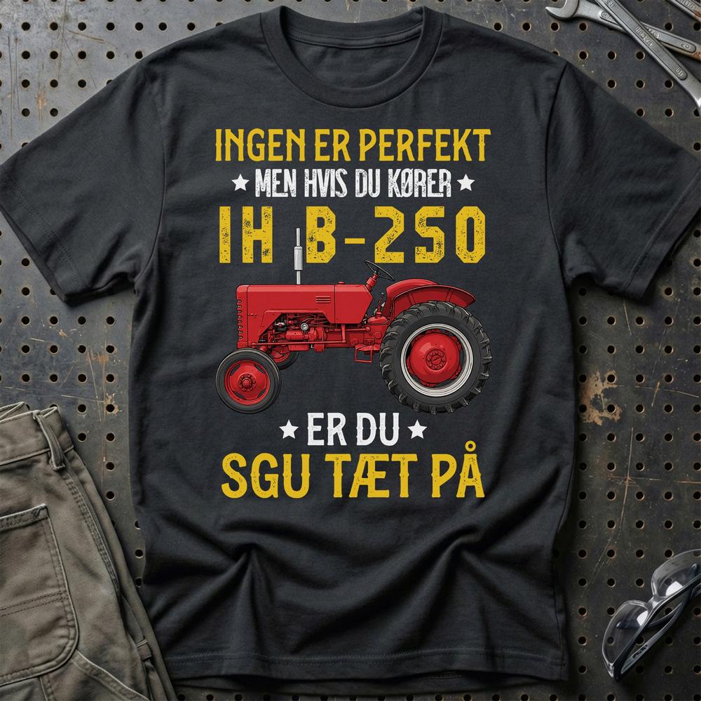 International Harvester IH B-250 Ingen Er Perfekt T-Shirt-Beklædning-International Harvester-Sort-S-Garage Culture Shop- garage - man cave - merchandise