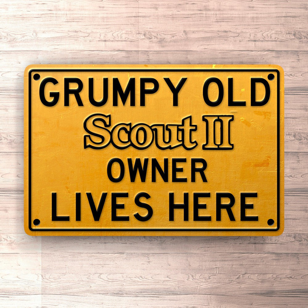 International Scout Ii Grumpy Old International Scout Ii Owner Lives Here Skilte, Musemåtte, Dørmåtte , Plakat-Skilte-International Scout-Garage Culture Shop- garage - man cave - merchandise