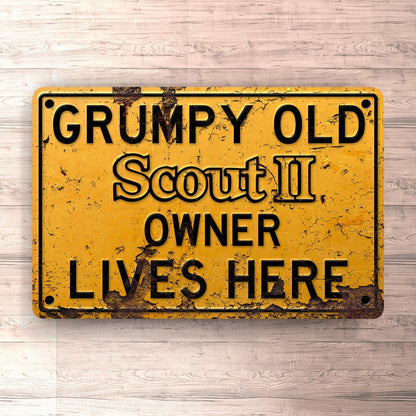 International Scout Ii Grumpy Old International Scout Ii Owner Lives Here Skilte, Musemåtte, Dørmåtte , Plakat-Skilte-International Scout-Garage Culture Shop- garage - man cave - merchandise