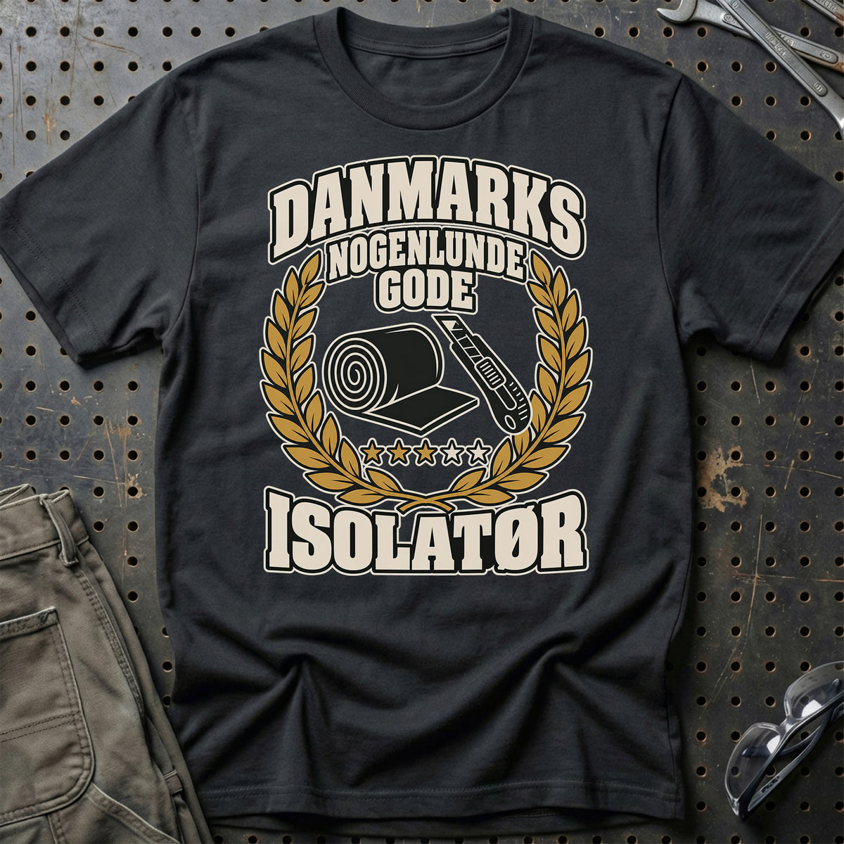 Isolatør – Danmarks Nogenlunde Gode T-Shirt-Beklædning-Garage Culture-Sort-S-Garage Culture Shop- garage - man cave - merchandise