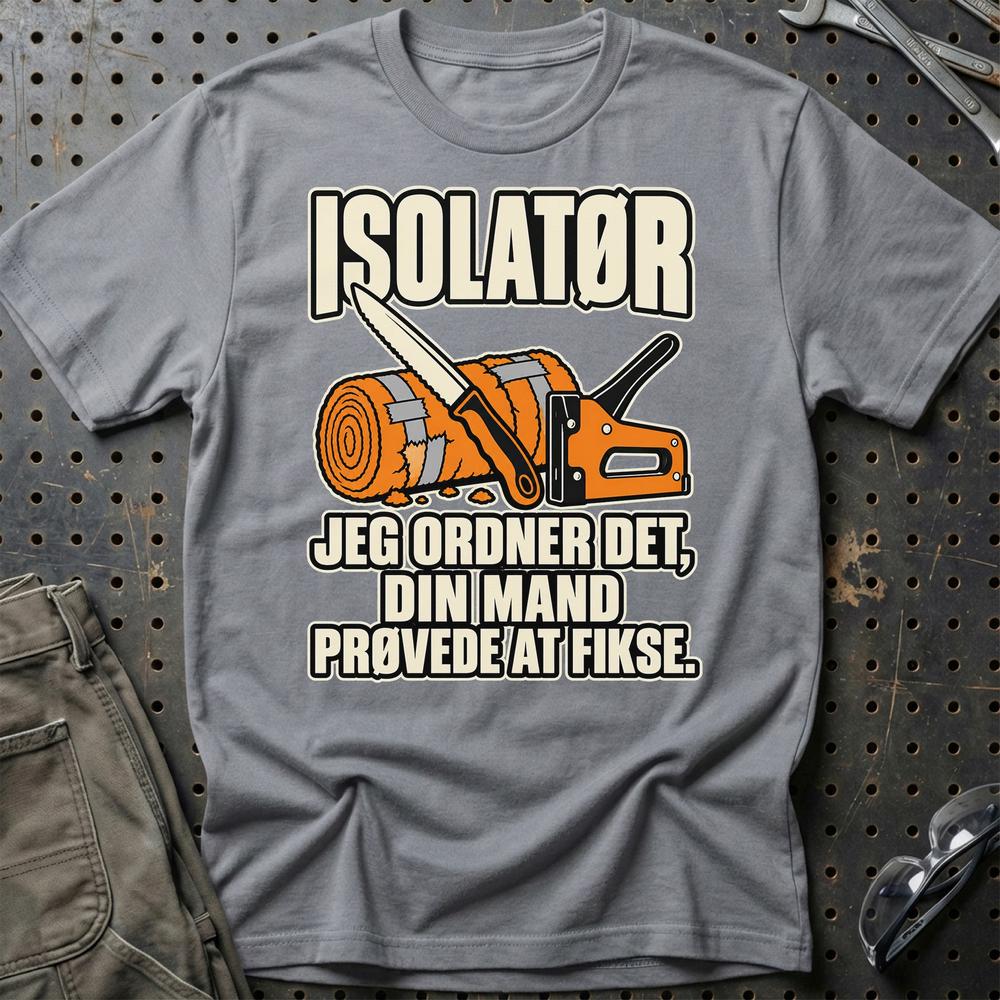 
Produktbillede af Isolatør – Jeg Ordner Det, Din Mand Prøvede At Fikse T-Shirt