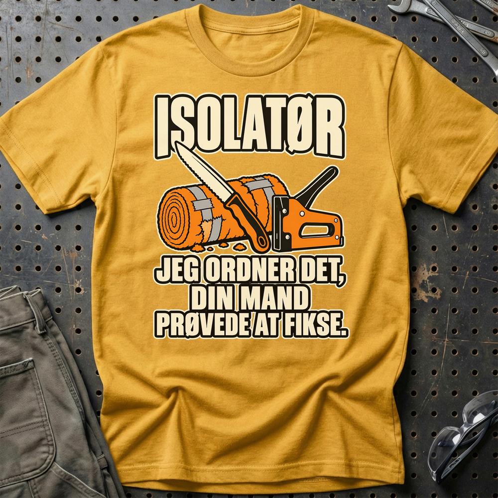 
Produktbillede af Isolatør – Jeg Ordner Det, Din Mand Prøvede At Fikse T-Shirt