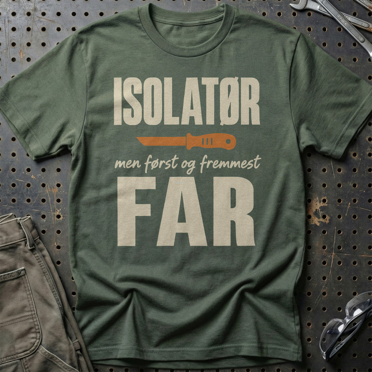 
Produktbillede af Isolatør – Men Først Og Fremmest Far T-Shirt