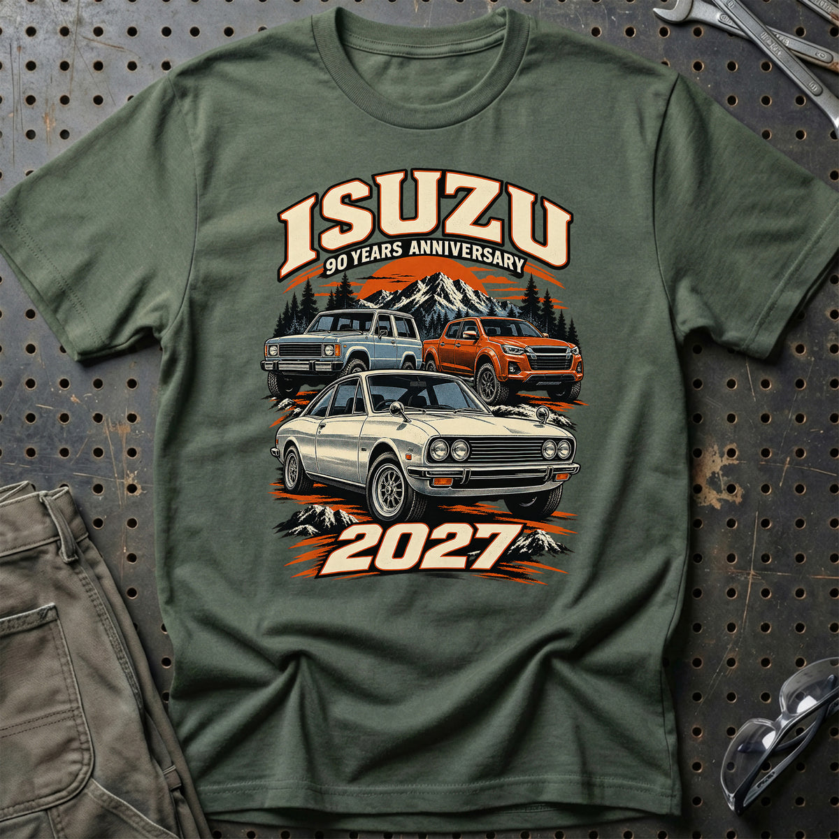 
Isuzu – 90 Years Anniversary 2027 T-Shirt – Grøn Militær