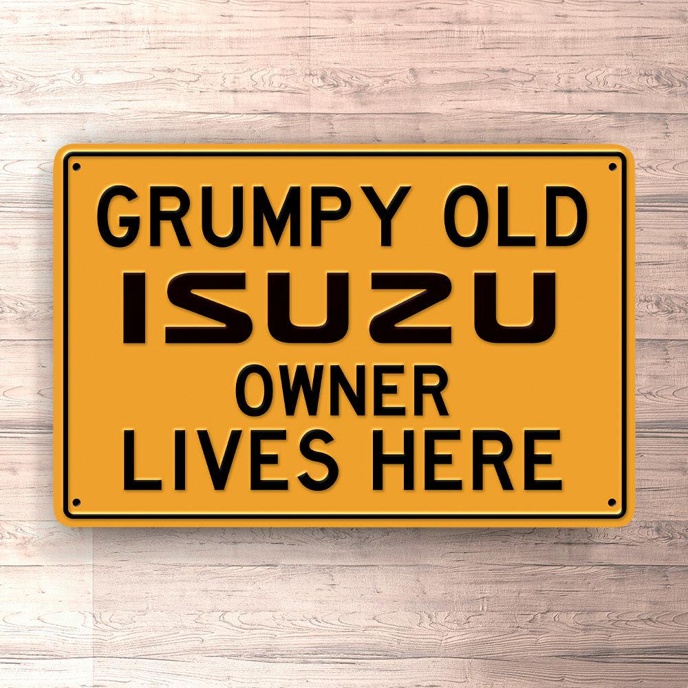 Isuzu Grumpy Old Owner Lives Here Skilte, Musemåtte, Dørmåtte-Skilte-Isuzu-Garage Culture Shop- garage - man cave - merchandise