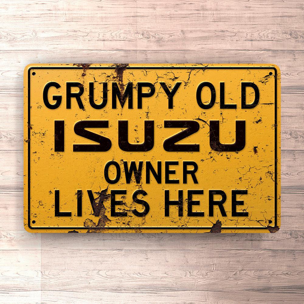Isuzu Grumpy Old Owner Lives Here Skilte, Musemåtte, Dørmåtte-Skilte-Isuzu-Garage Culture Shop- garage - man cave - merchandise