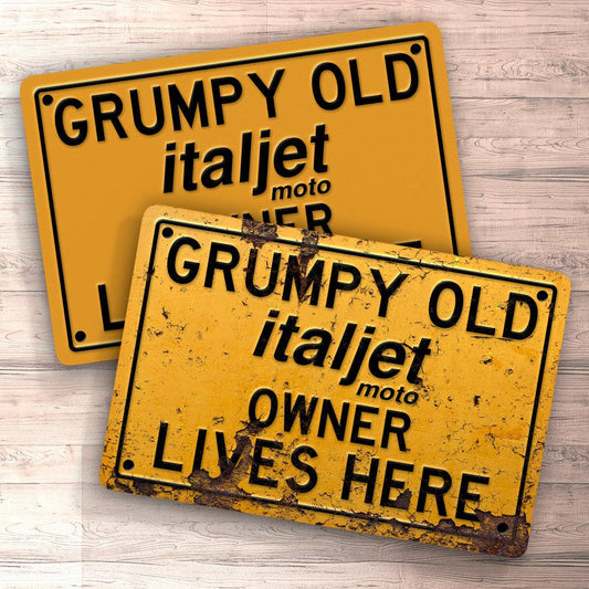 Italjet Grumpy Old Italjet Owner Lives Here Skilte, Musemåtte, Dørmåtte , Plakat-Skilte-Italjet-Garage Culture Shop- garage - man cave - merchandise