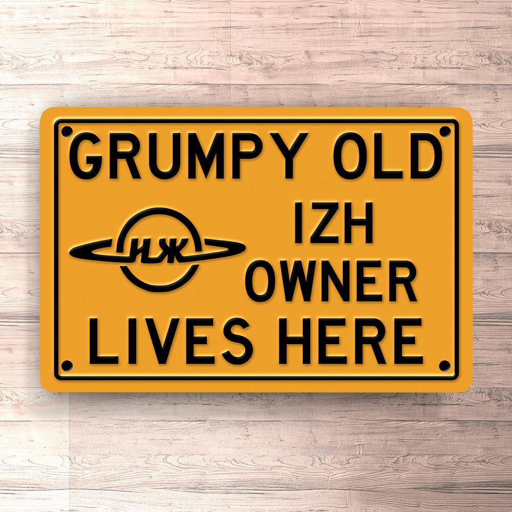 Izh Grumpy Old Izh Owner Lives Here Skilte, Musemåtte, Dørmåtte-Skilte-IZh-Garage Culture Shop- garage - man cave - merchandise