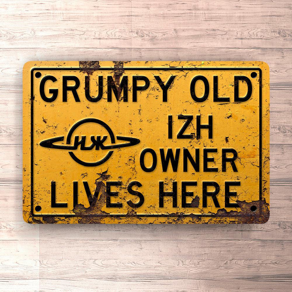 Izh Grumpy Old Izh Owner Lives Here Skilte, Musemåtte, Dørmåtte-Skilte-IZh-Garage Culture Shop- garage - man cave - merchandise