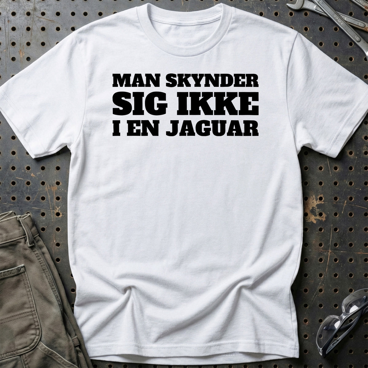 Jaguar – Man Skynder Sig Ikke I En Jaguar T-Shirt-Beklædning-Jaguar-Hvid-S-Garage Culture Shop- garage - man cave - merchandise