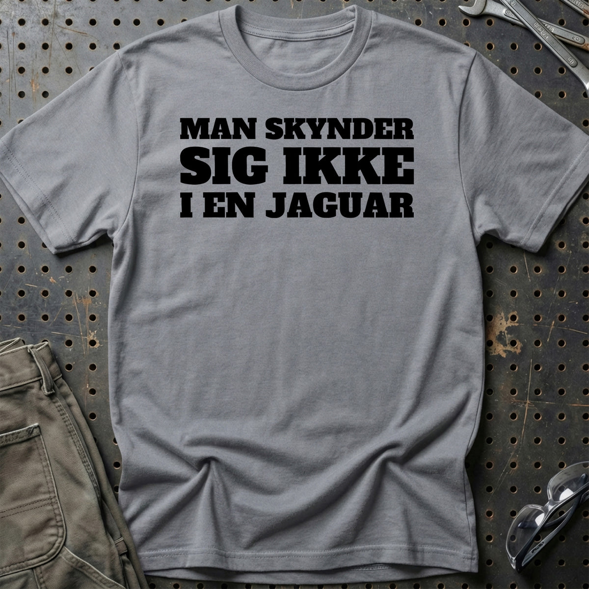 Jaguar – Man Skynder Sig Ikke I En Jaguar T-Shirt-Beklædning-Jaguar-Grå Sport-S-Garage Culture Shop- garage - man cave - merchandise