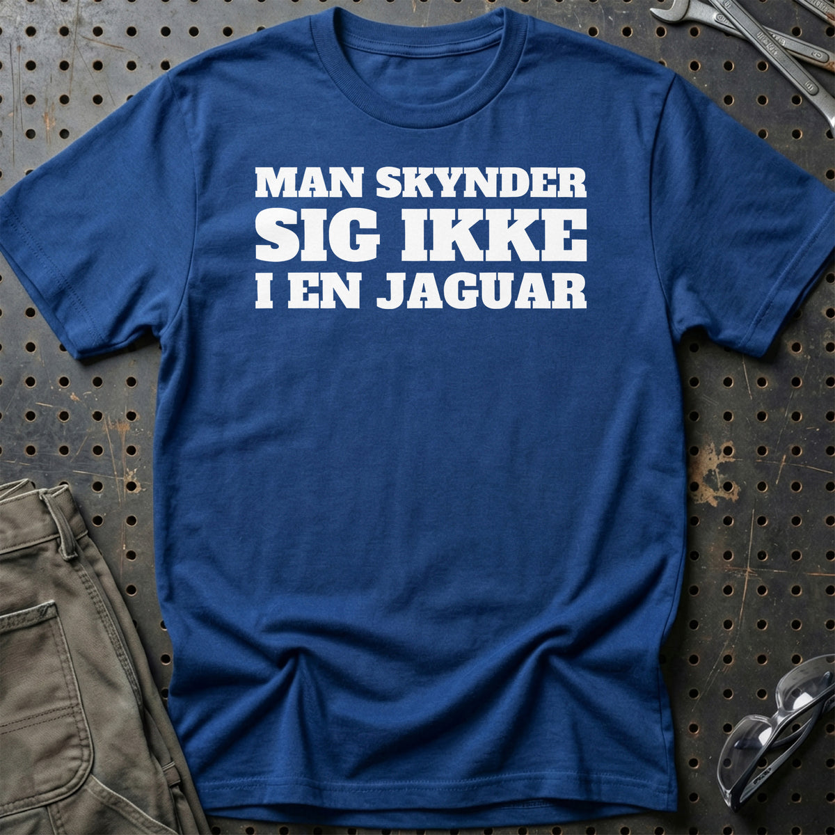Jaguar – Man Skynder Sig Ikke I En Jaguar T-Shirt-Beklædning-Jaguar-Blå Royal-S-Garage Culture Shop- garage - man cave - merchandise