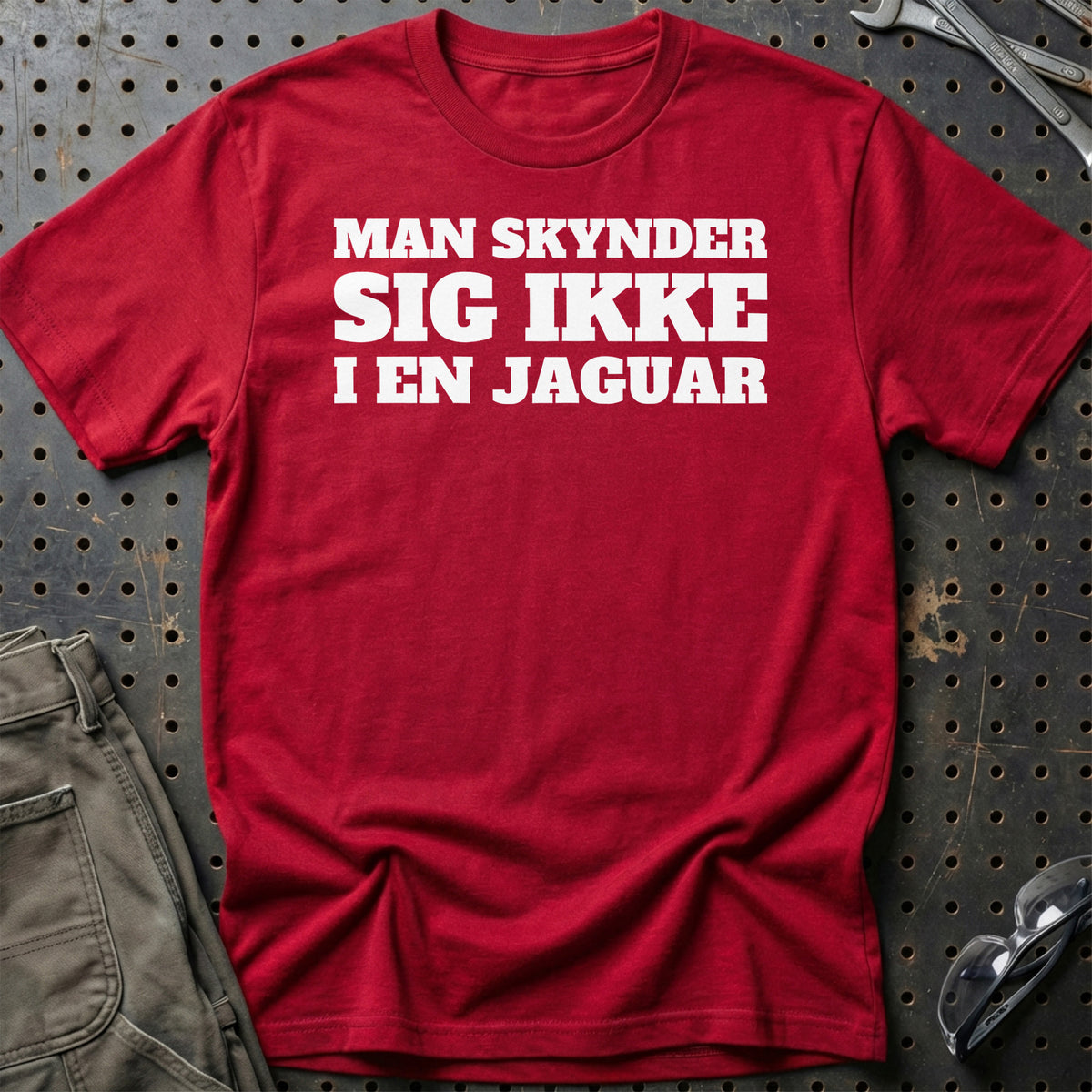 Jaguar – Man Skynder Sig Ikke I En Jaguar T-Shirt-Beklædning-Jaguar-Rød-S-Garage Culture Shop- garage - man cave - merchandise