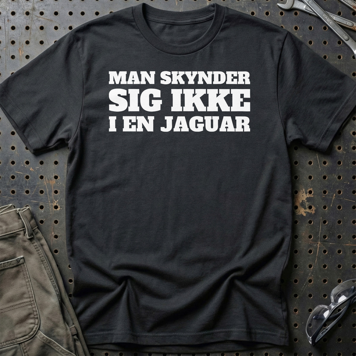 Jaguar – Man Skynder Sig Ikke I En Jaguar T-Shirt-Beklædning-Jaguar-Sort-S-Garage Culture Shop- garage - man cave - merchandise