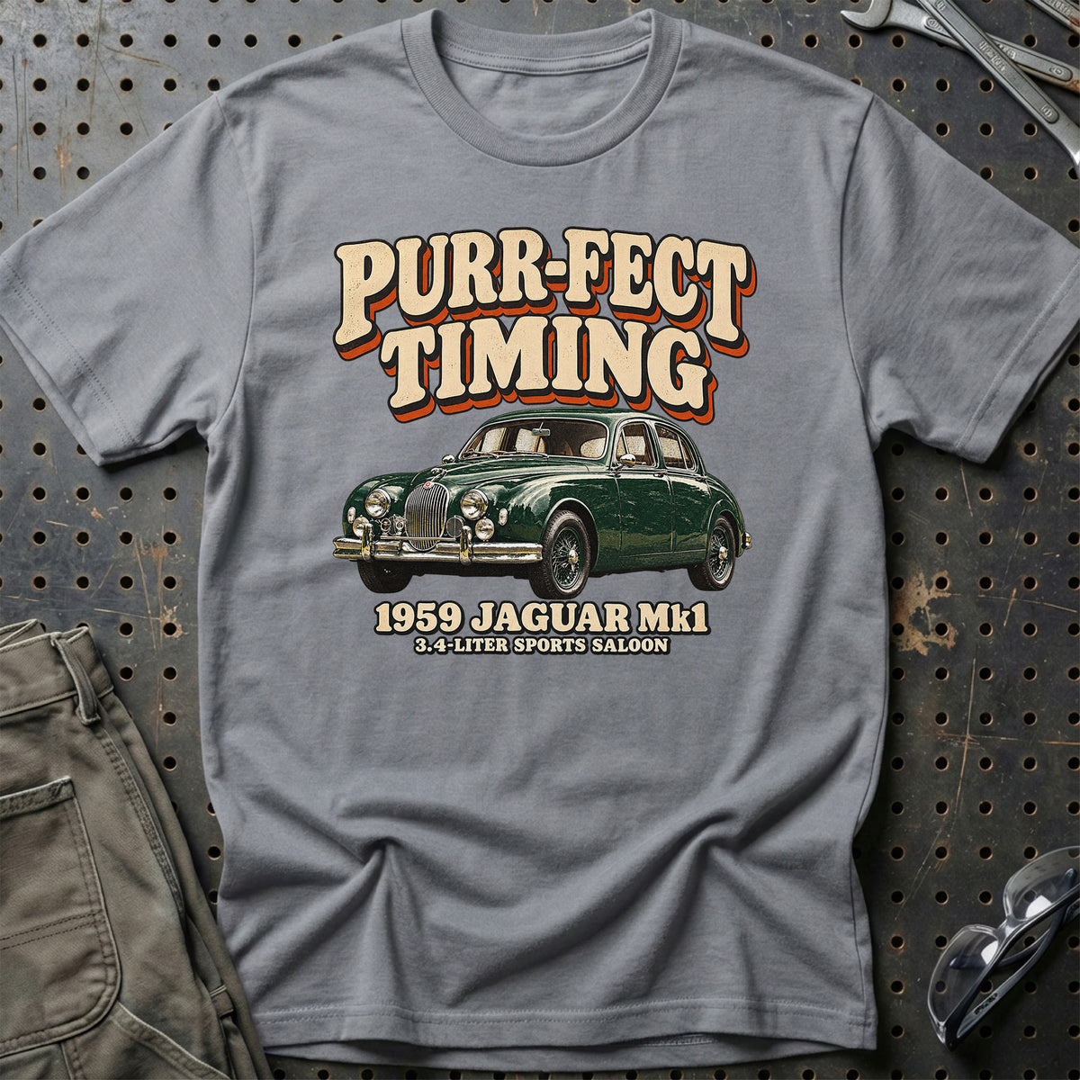 
Jaguar Mk1 1959 – Purr-fect Timing T-Shirt – Grå Sport