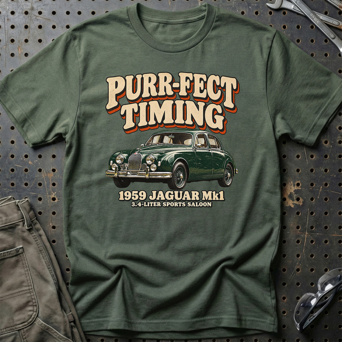 
Jaguar Mk1 1959 – Purr-fect Timing T-Shirt – Grøn Militær