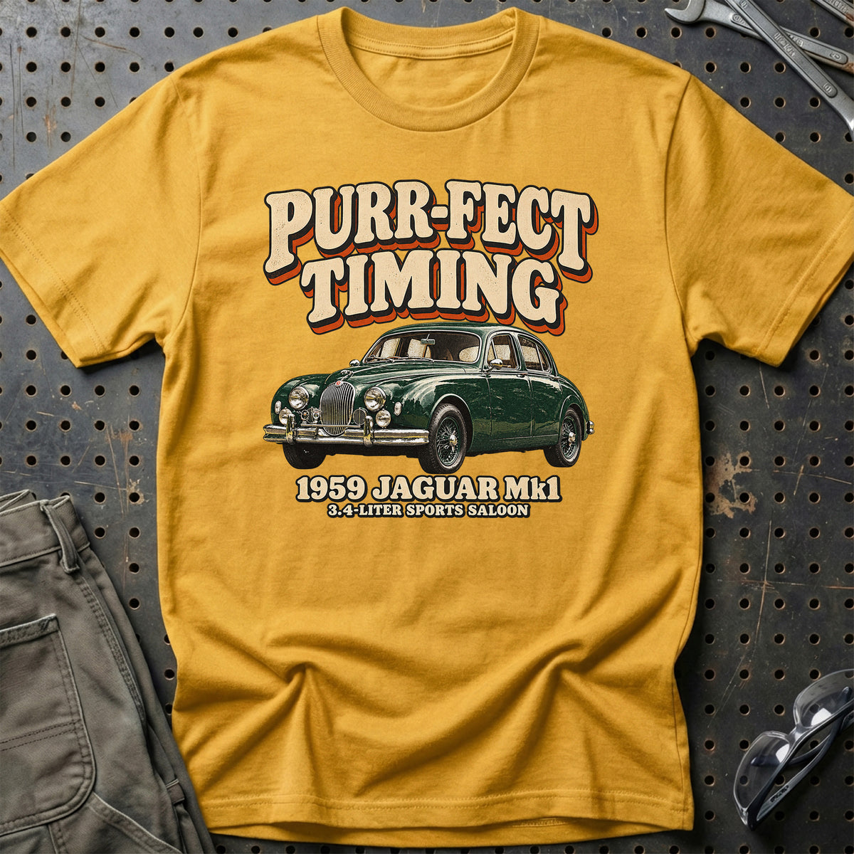 
Jaguar Mk1 1959 – Purr-fect Timing T-Shirt – Guld