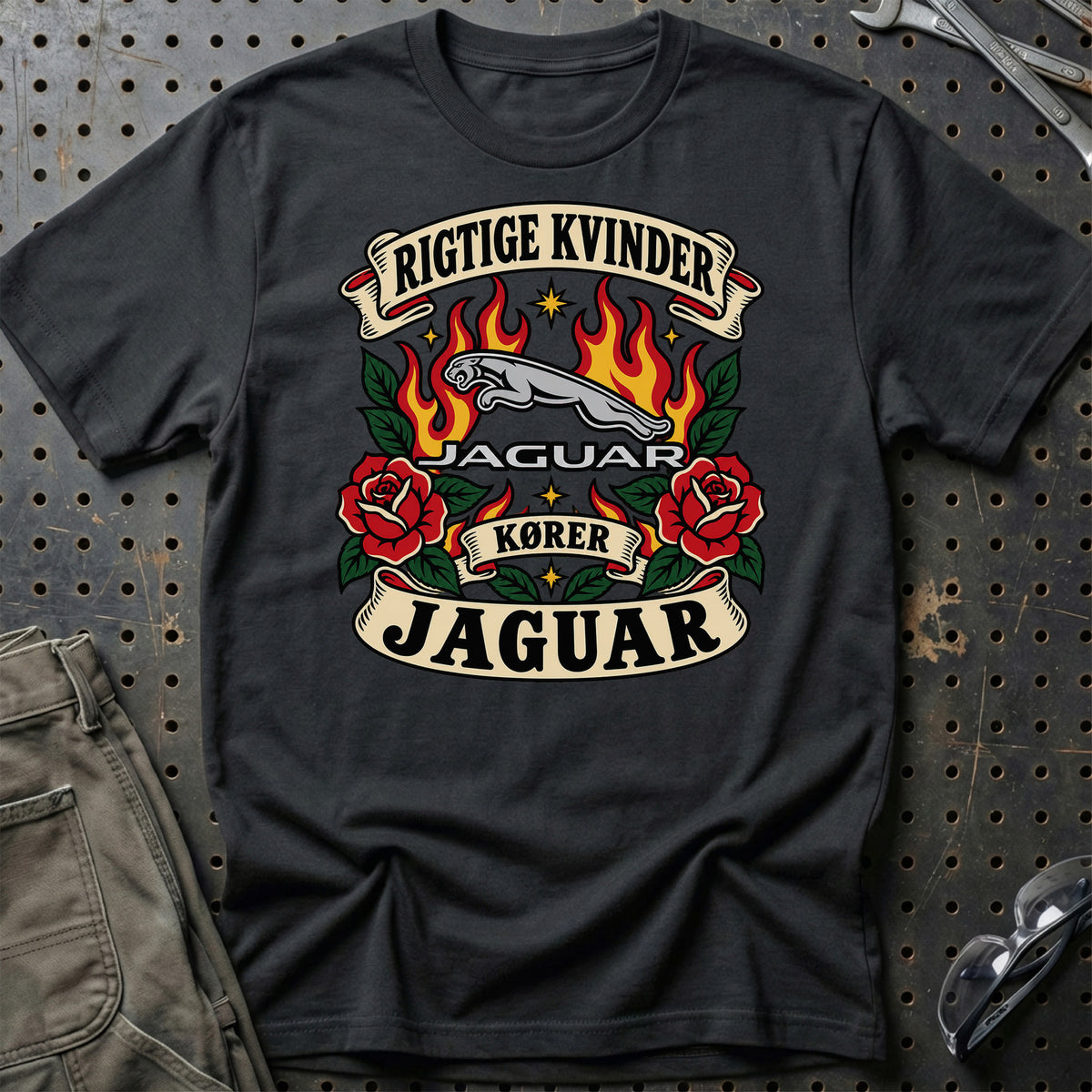 Jaguar Rigtige Kvinder Kører – Roser og Flammer T-Shirt – Sort
