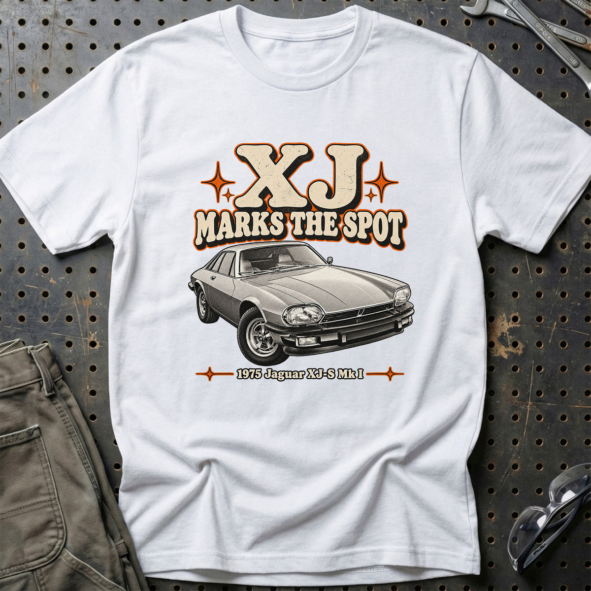 
Jaguar XJ-S Mk I 1975 – XJ Marks the Spot T-Shirt – Hvid