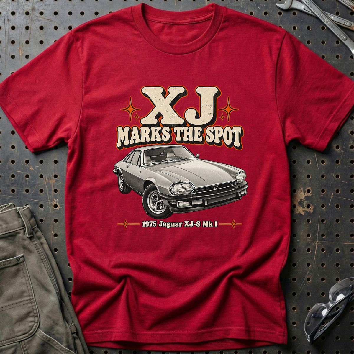 
Jaguar XJ-S Mk I 1975 – XJ Marks the Spot T-Shirt – Rød