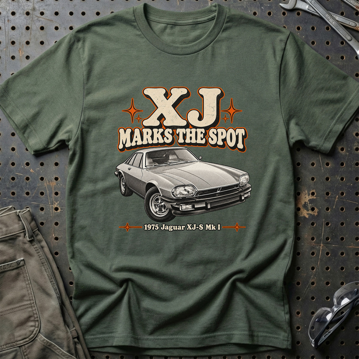 
Jaguar XJ-S Mk I 1975 – XJ Marks the Spot T-Shirt – Grøn Militær