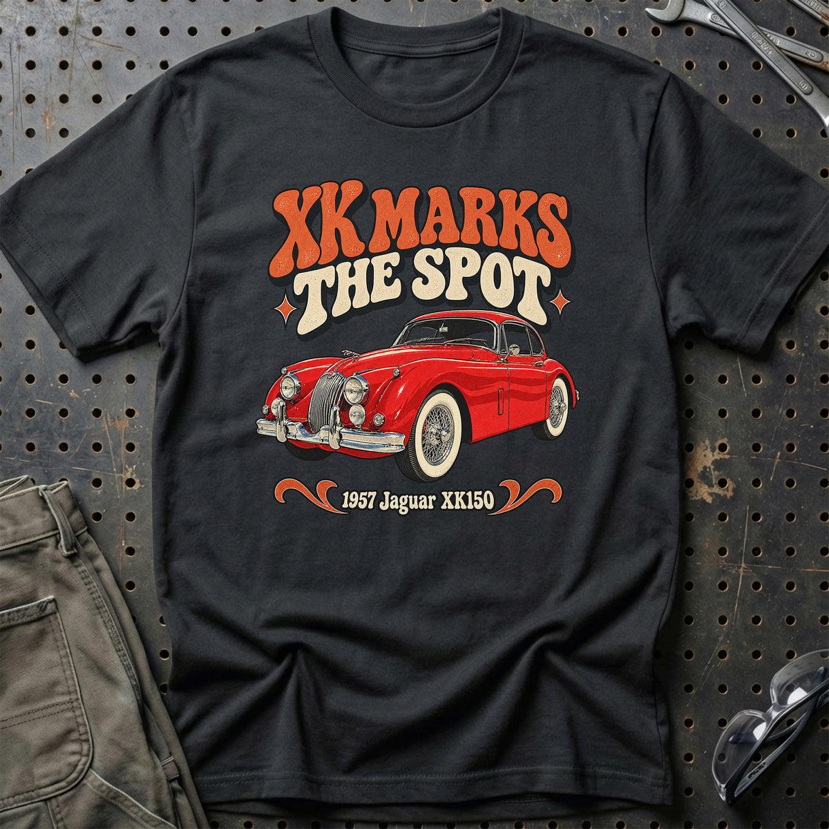 
Jaguar XK150 1957 – XK Marks the Spot T-Shirt – Sort