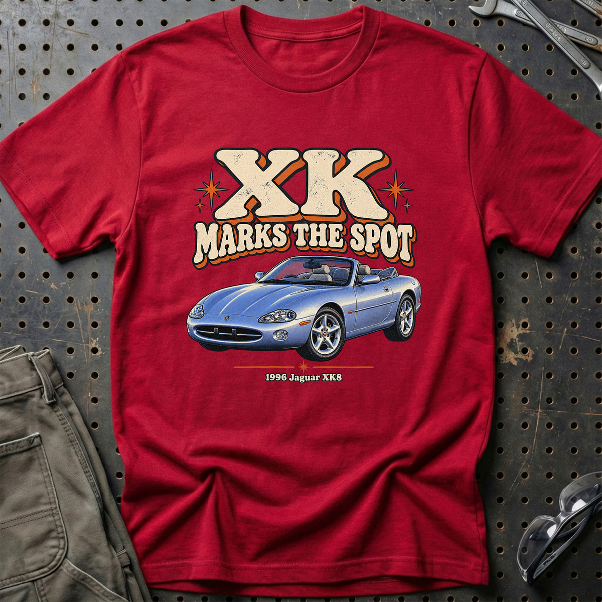 
Jaguar XK8 1996 – XK Marks the Spot T-Shirt – Rød