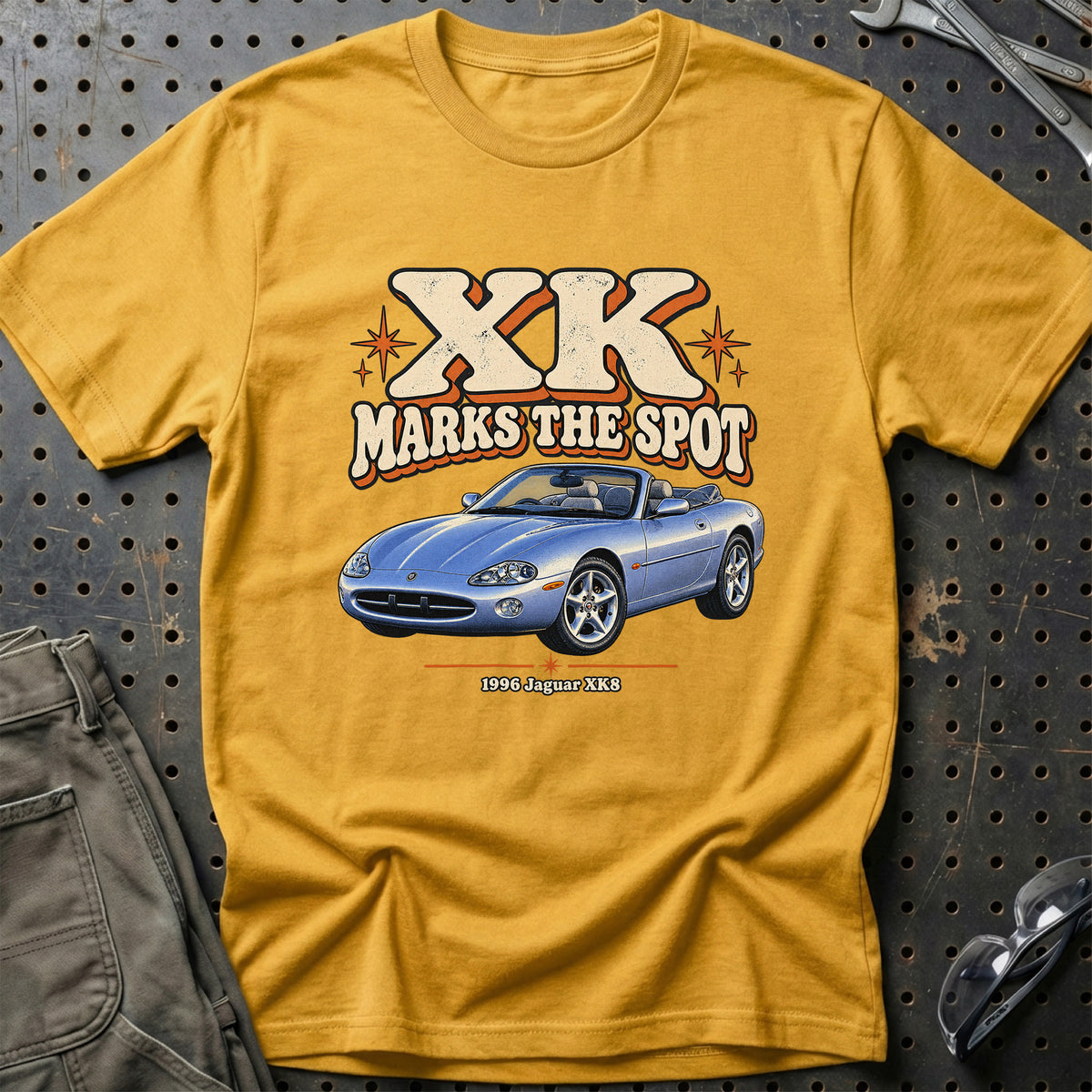 
Jaguar XK8 1996 – XK Marks the Spot T-Shirt – Guld