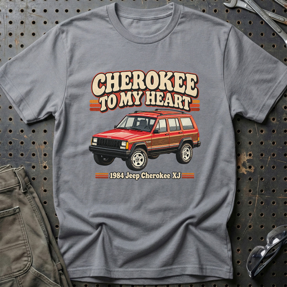 
Jeep Cherokee XJ 1984 – Cherokee to My Heart T-Shirt – Grå Sport