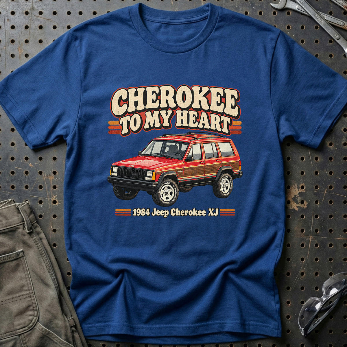 
Jeep Cherokee XJ 1984 – Cherokee to My Heart T-Shirt – Blå Royal