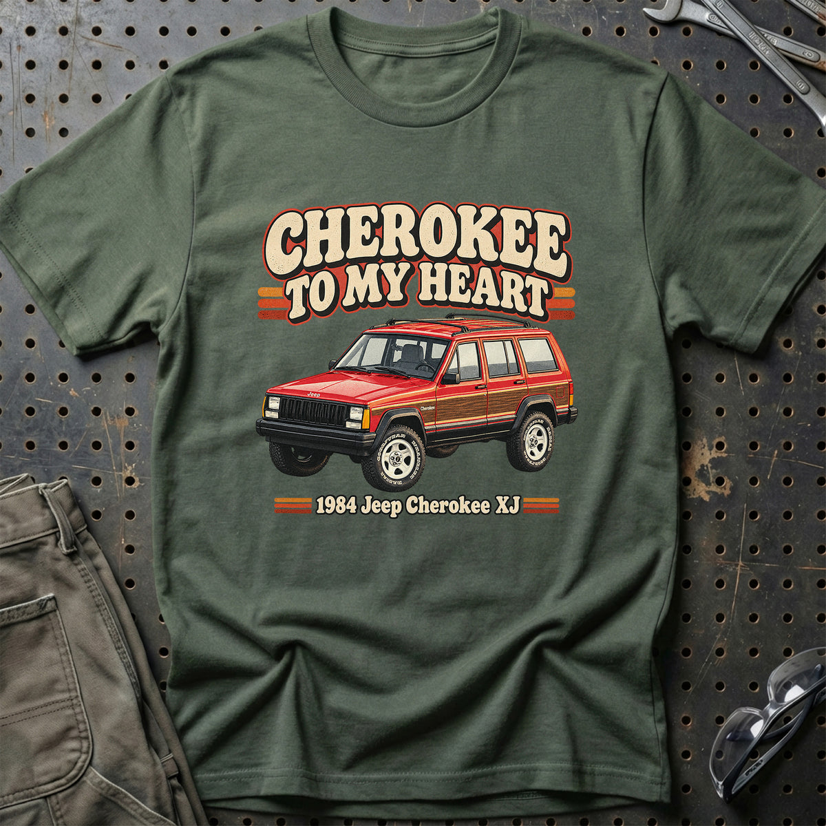 
Jeep Cherokee XJ 1984 – Cherokee to My Heart T-Shirt – Grøn Militær
