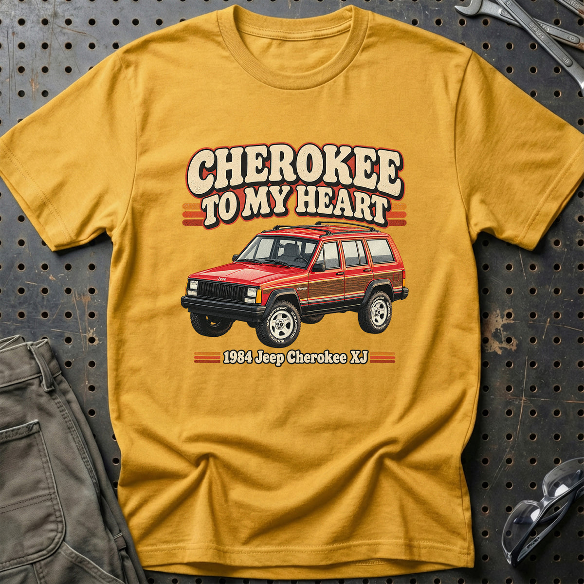 
Jeep Cherokee XJ 1984 – Cherokee to My Heart T-Shirt – Guld