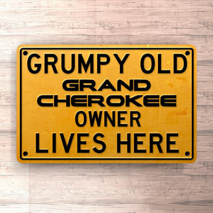 Jeep Grand Cherokee Grumpy Old Jeep Grand Cherokee Owner Lives Here Skilte, Musemåtte, Dørmåtte-Skilte-Jeep-Garage Culture Shop- garage - man cave - merchandise